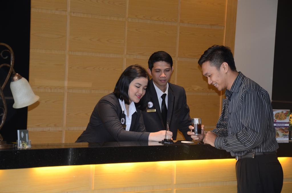 Emilia Hotel By Amazing - Palembang Exterior foto