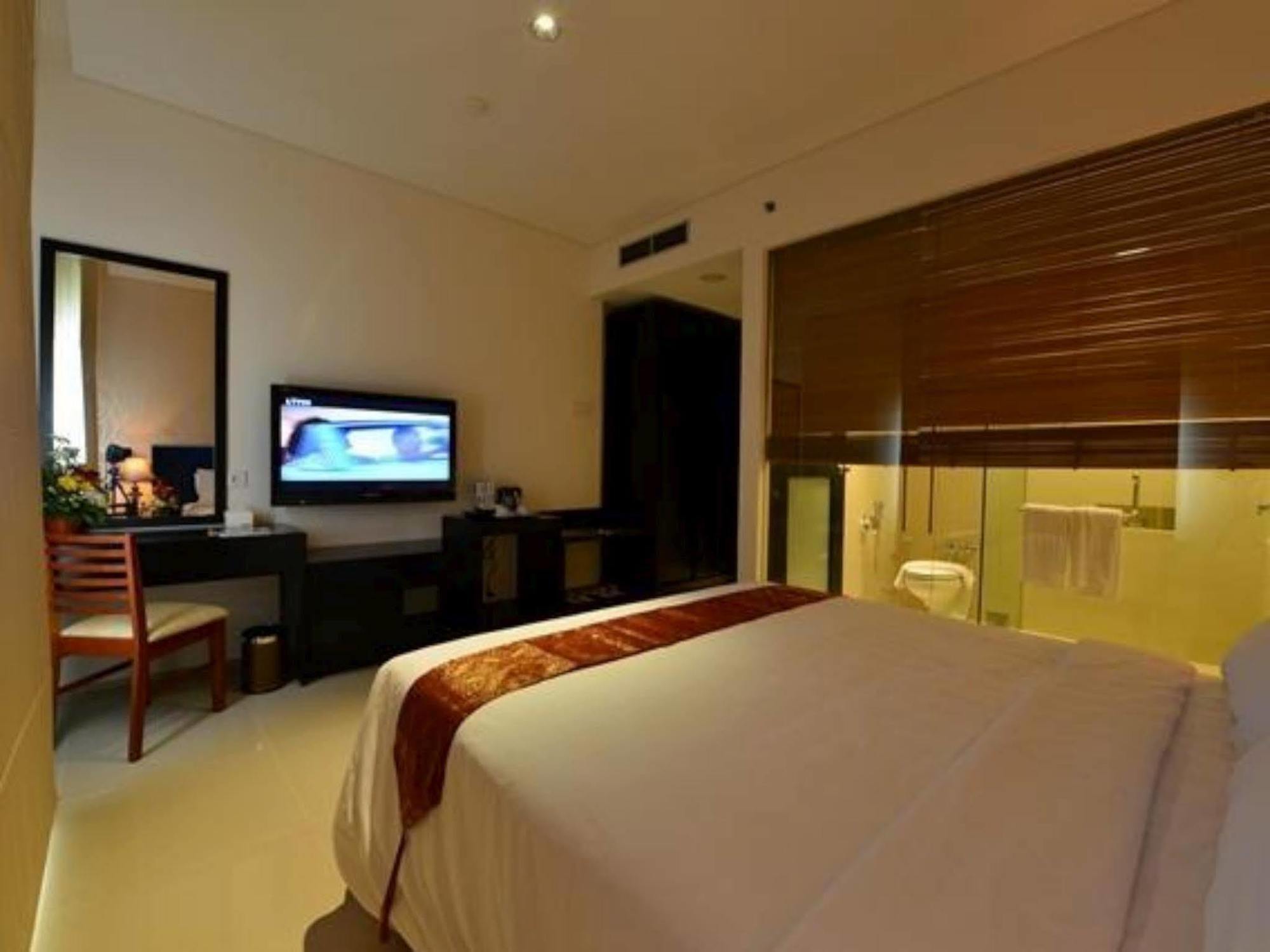 Emilia Hotel By Amazing - Palembang Exterior foto
