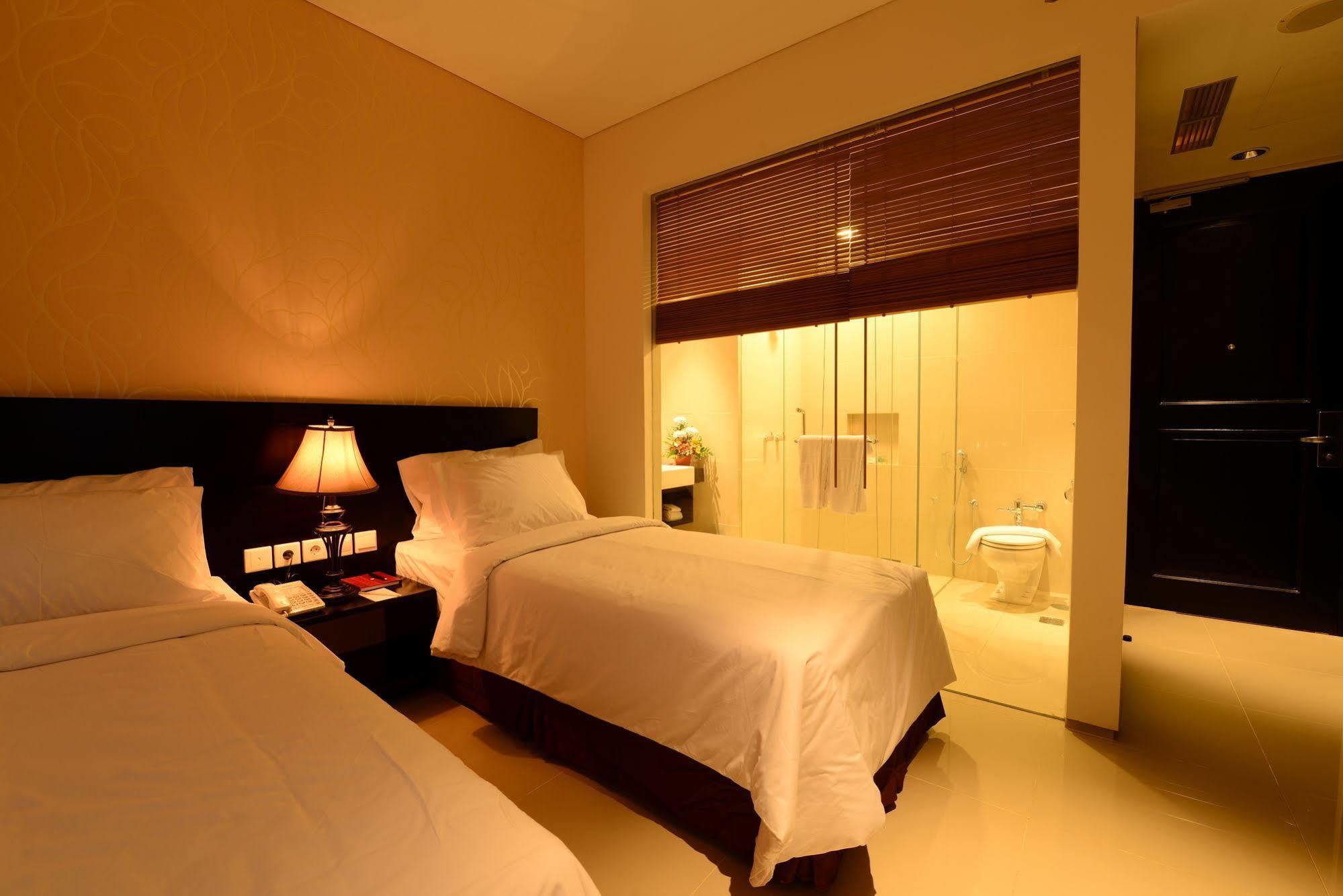 Emilia Hotel By Amazing - Palembang Exterior foto