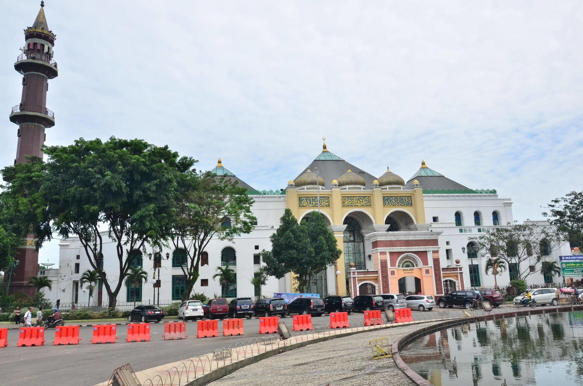 Emilia Hotel By Amazing - Palembang Exterior foto