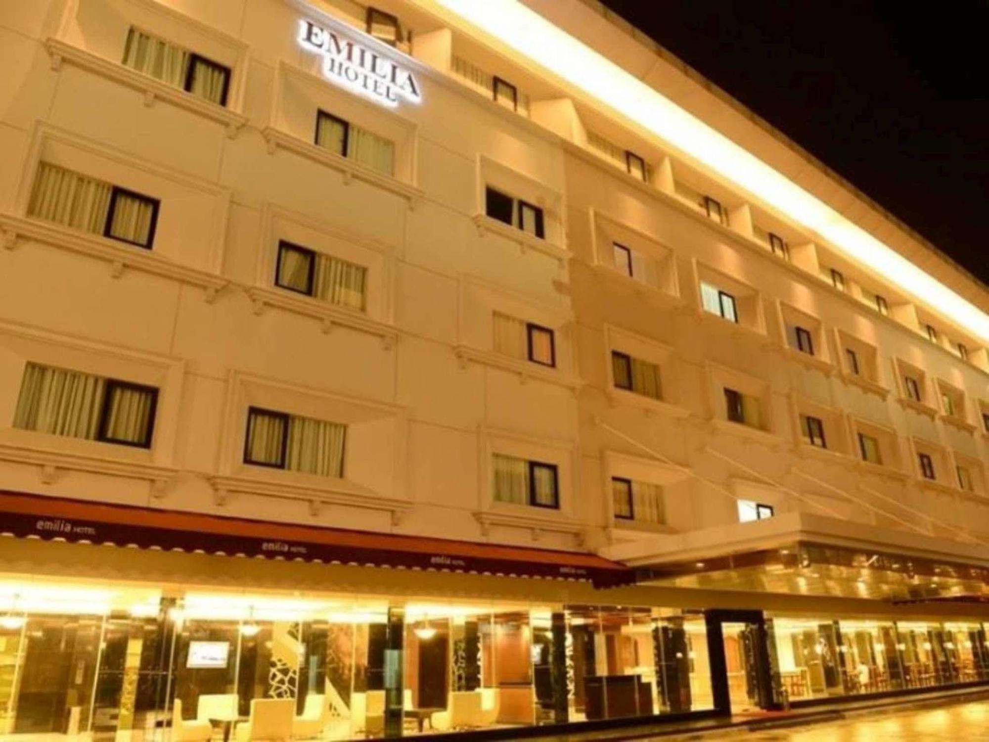 Emilia Hotel By Amazing - Palembang Exterior foto
